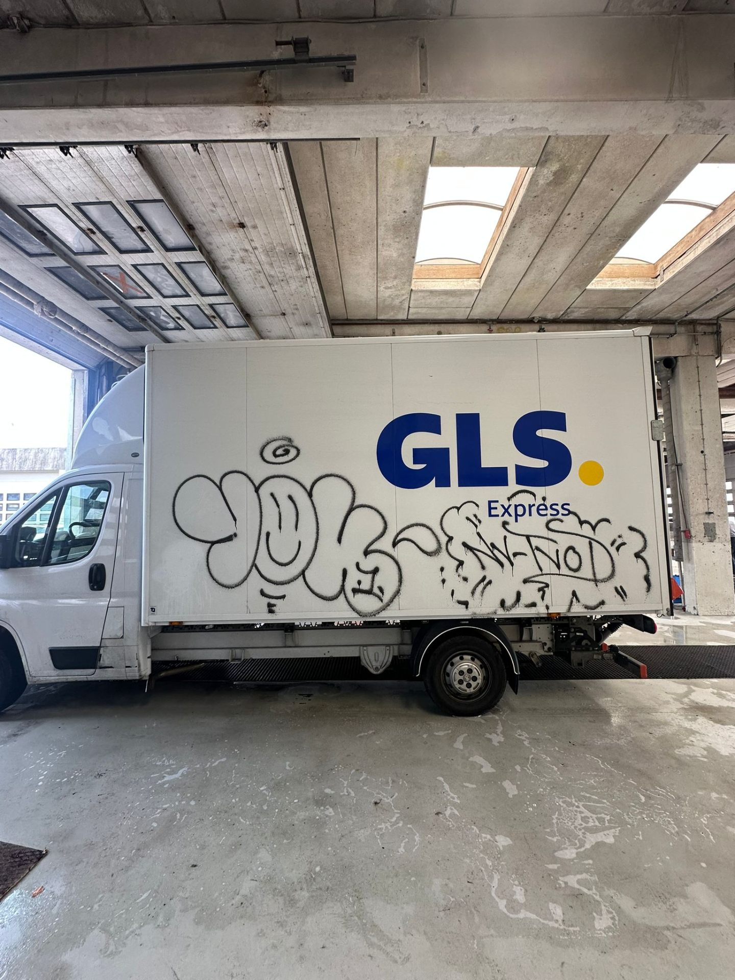 GLS Express varevogn med graffiti-tags klar til rens