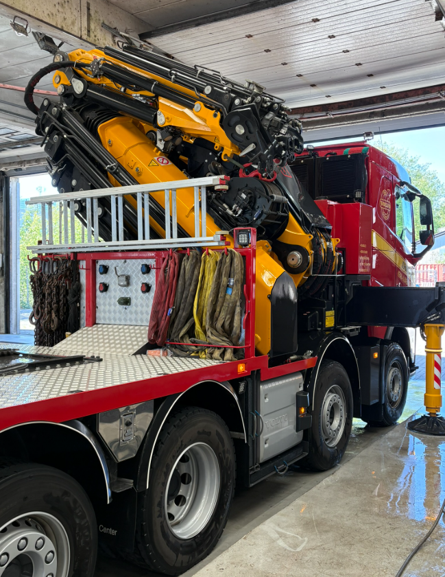 Kranvogn med HIAB kran i Olsens Vaskehal