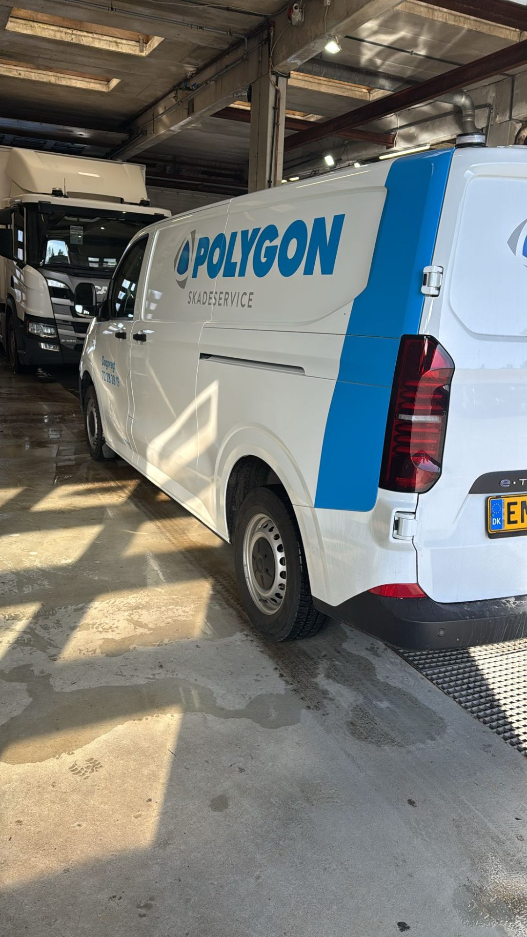 Polygon Skadeservice varebil i vaskehallen