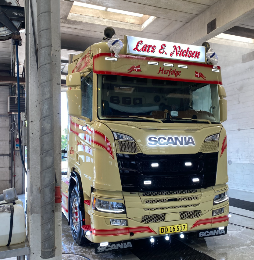Lars E. Nielsen Herfølge Scania 660 i vaskehallen