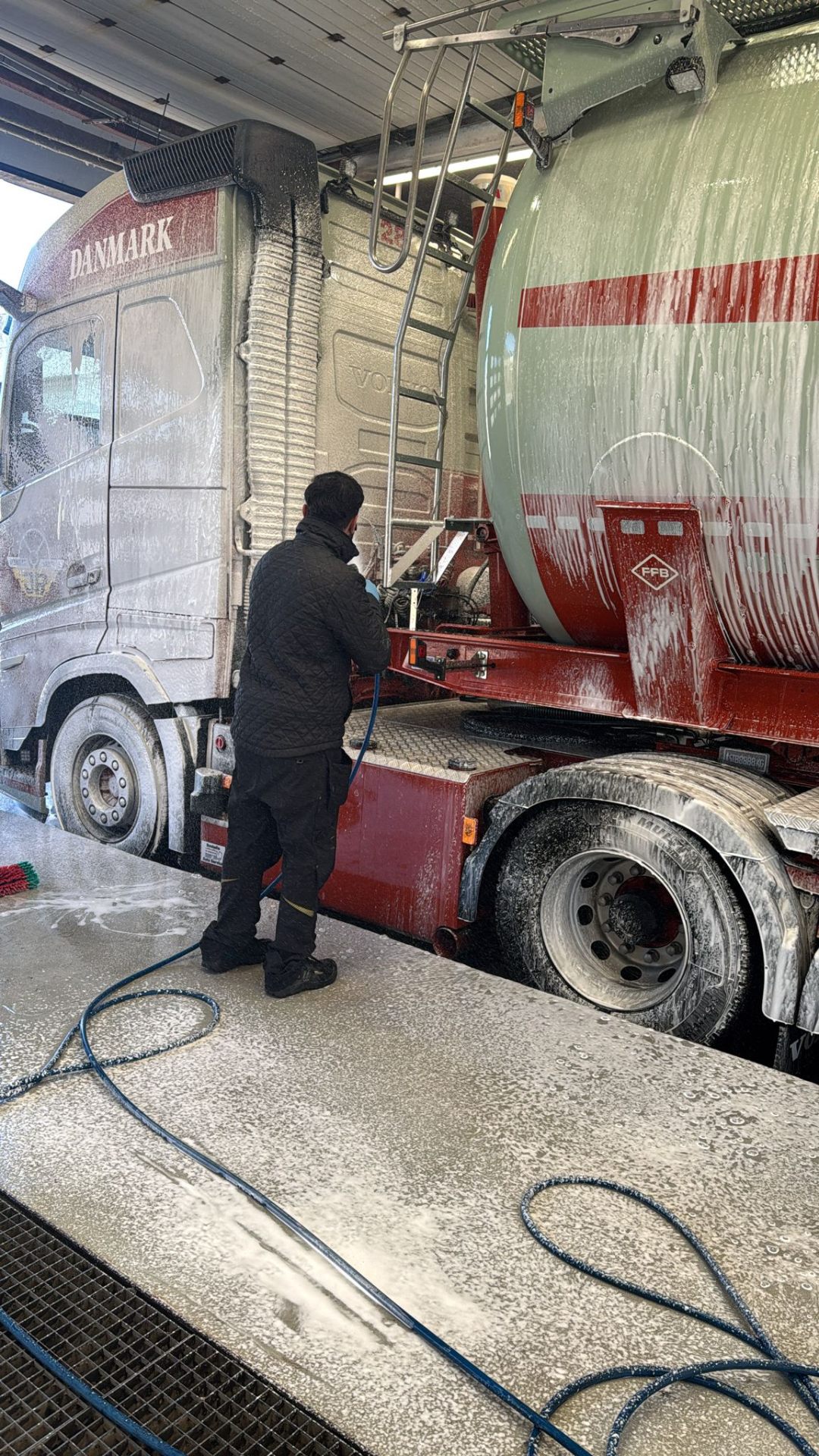 Volvo Danmark tankvogn under skumvask