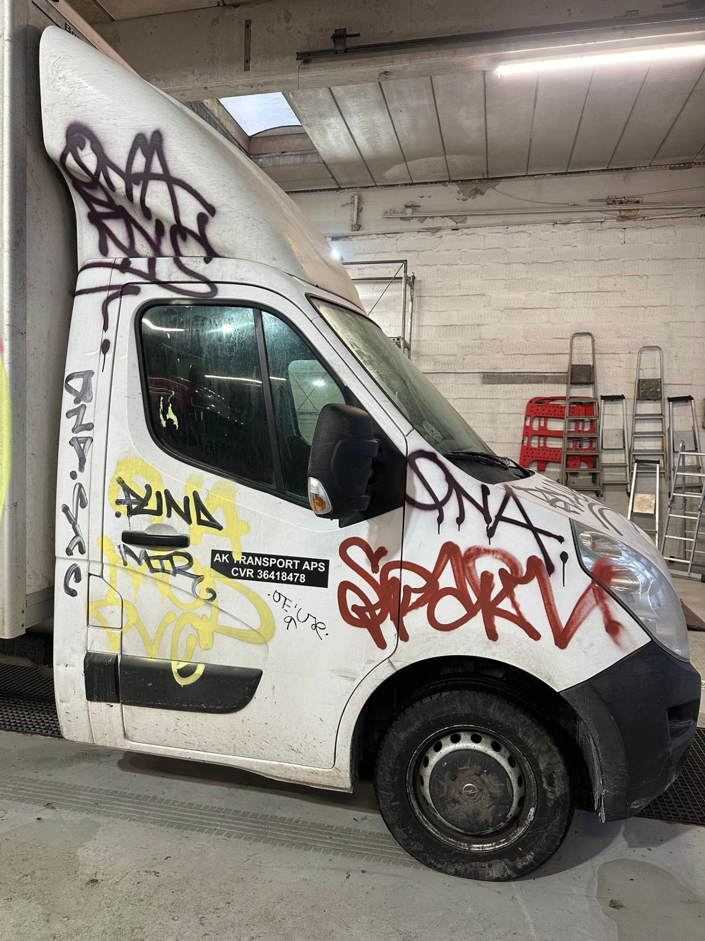 AK Transport varevogn med graffiti før rens