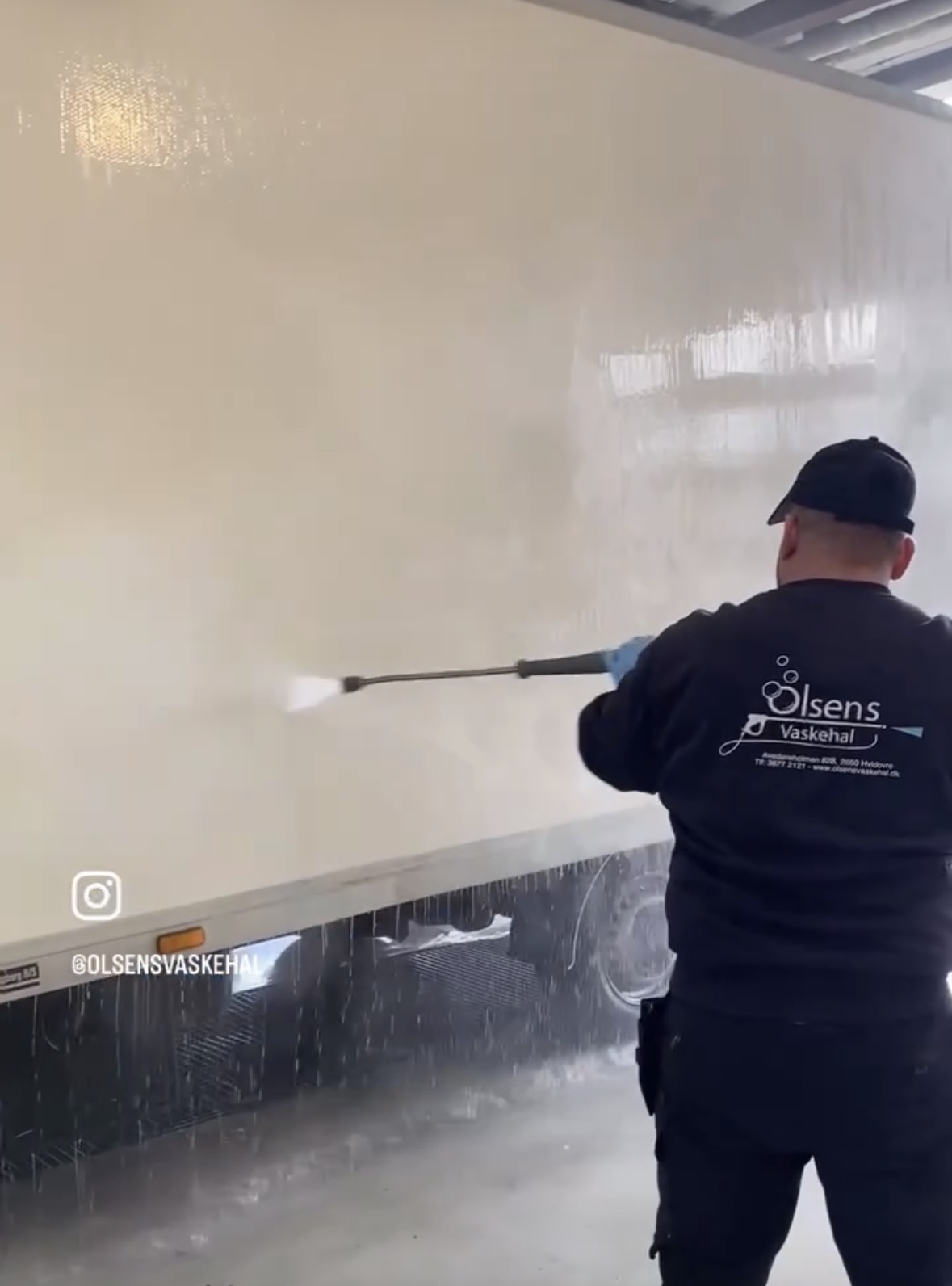 Højtryksrens af graffiti på lastbilside hos Olsens Vaskehal