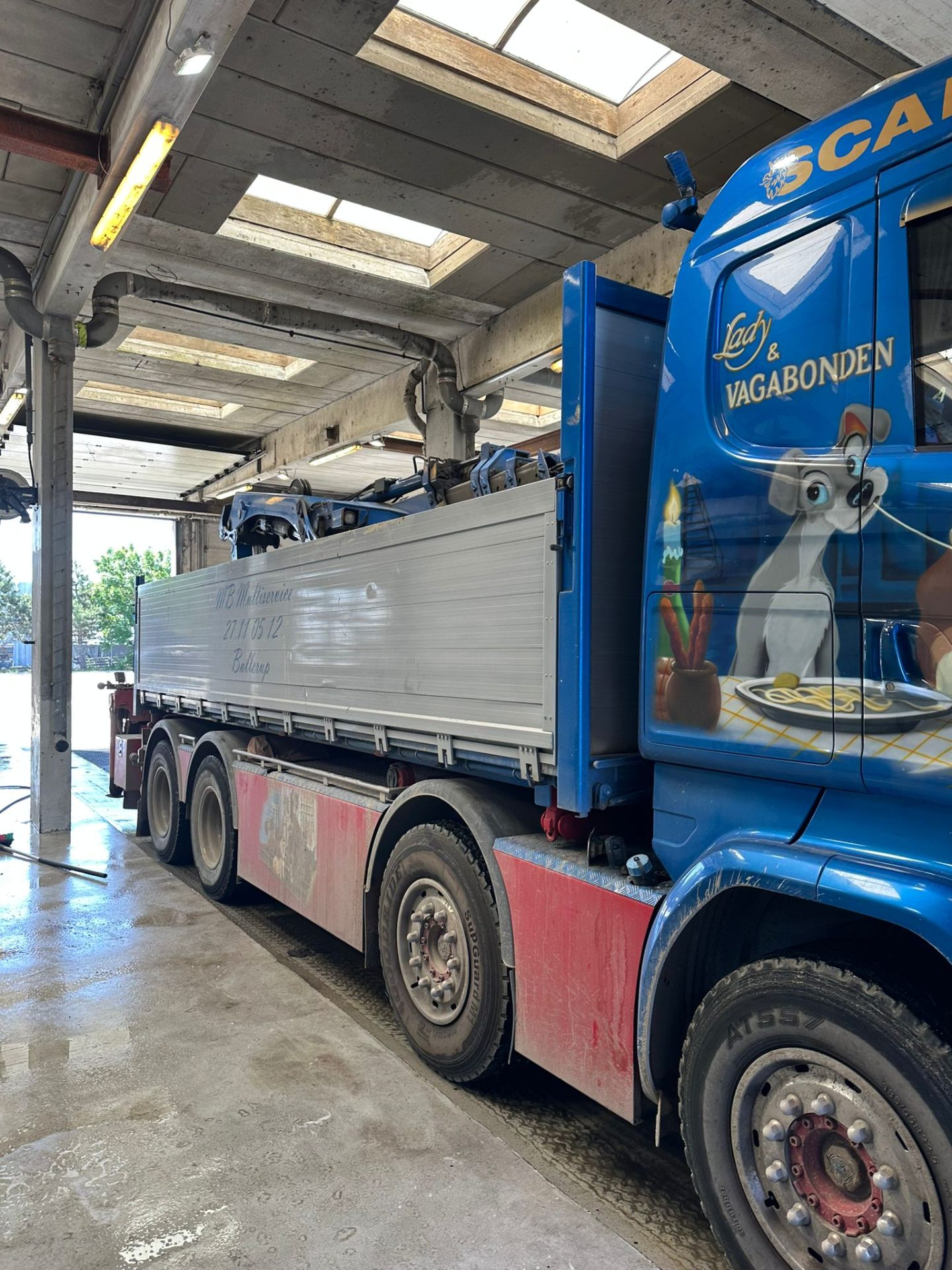 Scania lastbil med Lady & Vagabonden airbrush i vaskehallen