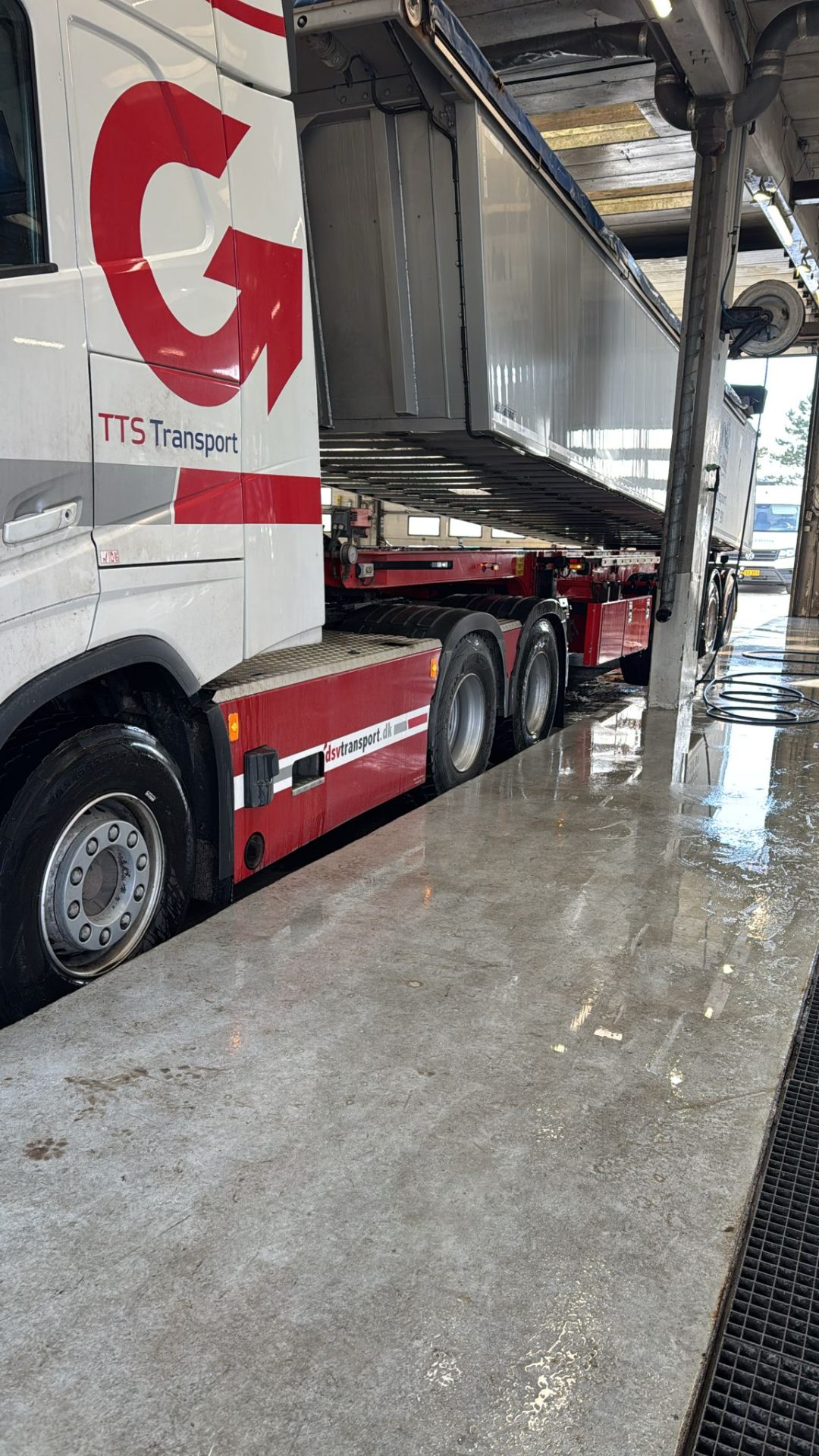 TTS Transport rød og hvid lastbil i vaskehallen