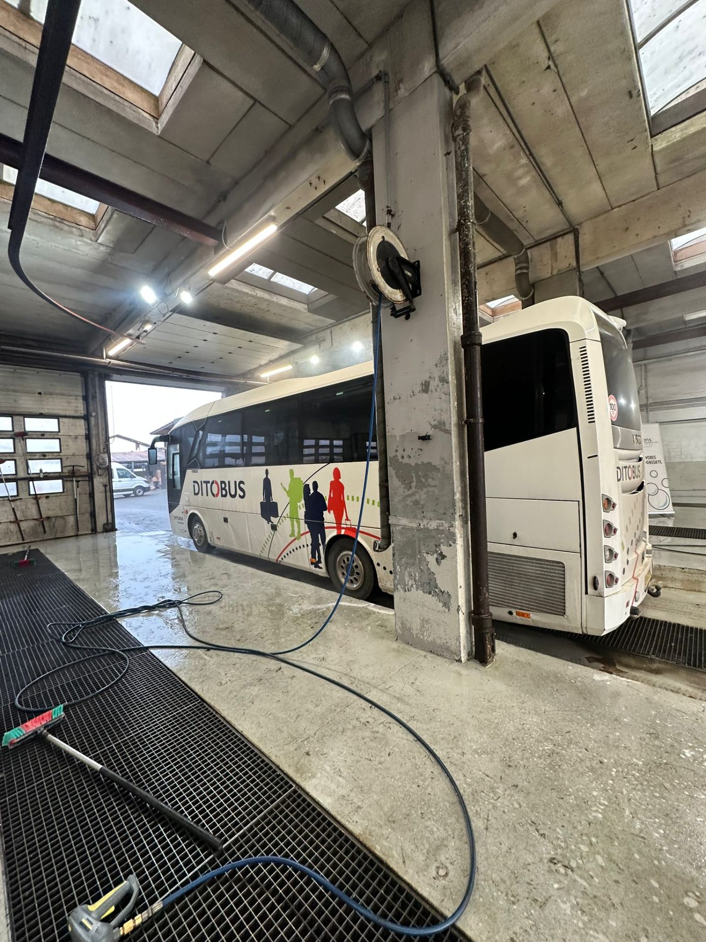 Busvask af turistbus i professionel vaskehal