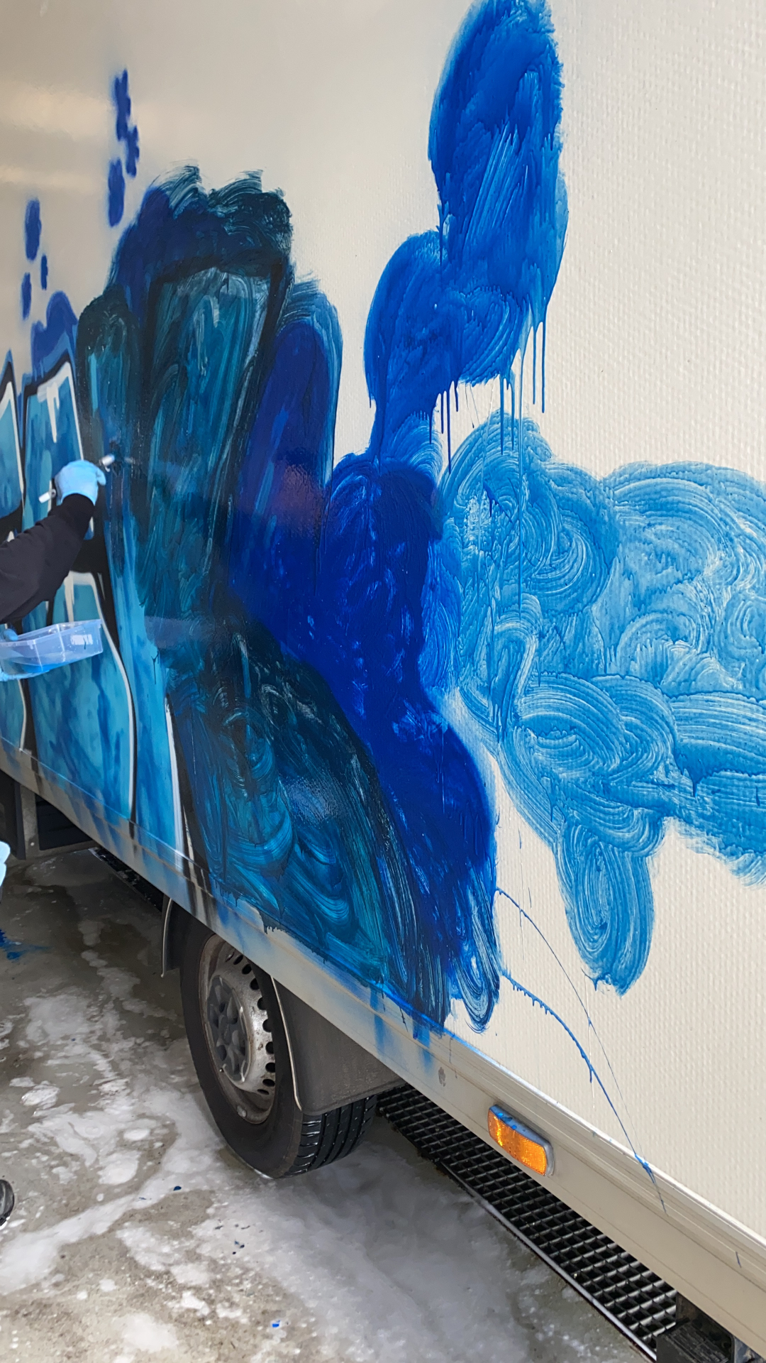 Graffitifjernelse i gang — manuel rens med kemi