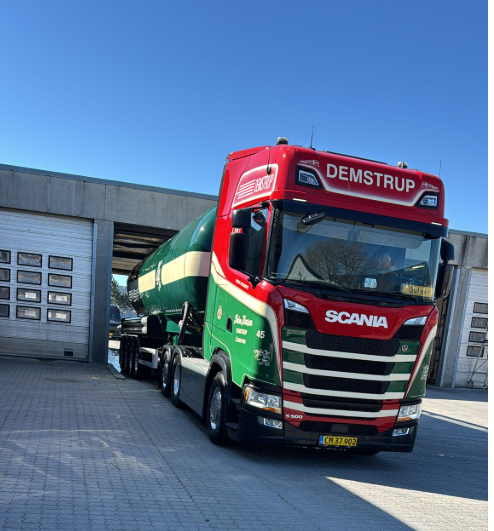Scania Demstrup lastbil foran Olsens Vaskehal