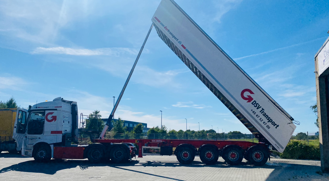 DSV Transport Kel-Berg tiplad-trailer ved Olsens Vaskehal