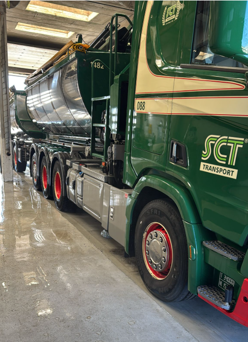 SCT Transport Scania med tankvogn i vaskehallen